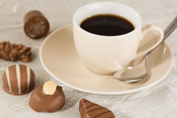 Kaffee und Praline