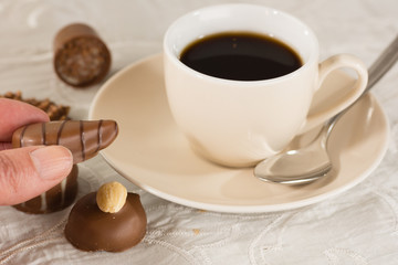 Kaffee und Praline