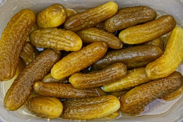 Маринованные огурцы в пластиковом судке