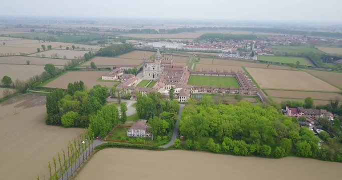 Vista aerea della Certosa di Pavia, costruita alla fine del XIV secolo, campi e chiostro del monastero e santuario in provincia di Pavia, Lombardia, Italia.