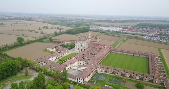 Vista aerea della Certosa di Pavia, costruita alla fine del XIV secolo, campi e chiostro del monastero e santuario in provincia di Pavia, Lombardia, Italia.