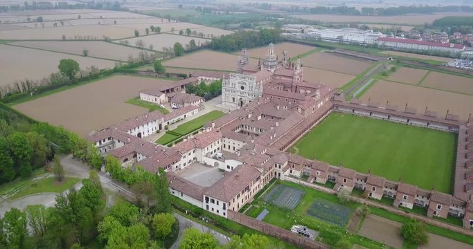 Vista aerea della Certosa di Pavia, costruita alla fine del XIV secolo, campi e chiostro del monastero e santuario in provincia di Pavia, Lombardia, Italia.