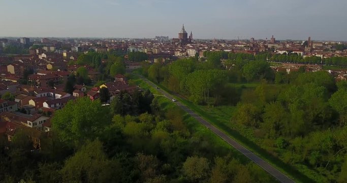 Vista aerea di Pavia e del fiume Ticino, vista del Duomo di Pavia, Ponte Coperto e del Castello Visconteo. Lombardia, Italia