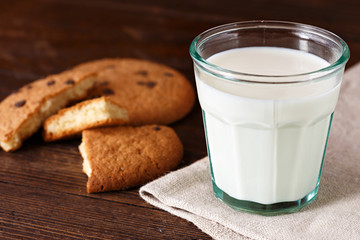 Obraz na płótnie Canvas glass of milk with a cookie
