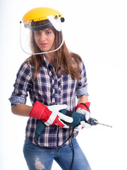 Bellissima ragazza operaia con il trapano in mano e casco antifortunistico