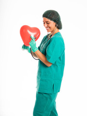 bellissima infermiera con il cuore in mano e la siringa 