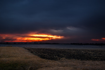 Obraz premium Sunrise over an Iowa corn field