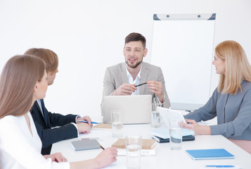 Obraz premium Business trainer giving presentation to group of people