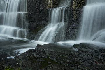 Obraz premium Concrete dam at Union Pond in Manchester, Connecticut, with flowing water.