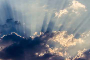 Obraz premium Colorful dramatic sky with cloud at sunset.Sky with sun background