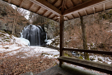 日本の冬の滝と雪と氷