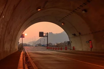 Cercles muraux Tunnel 夕焼けが見えるトンネル