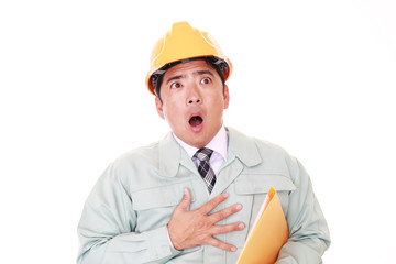 胸部痛を訴える作業員
