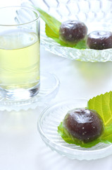 夏の和菓子　くず餅と冷茶

