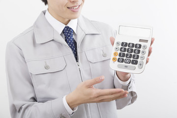 作業服のビジネスマン　電卓　計算機　差し出す　顔なしボディパーツ
