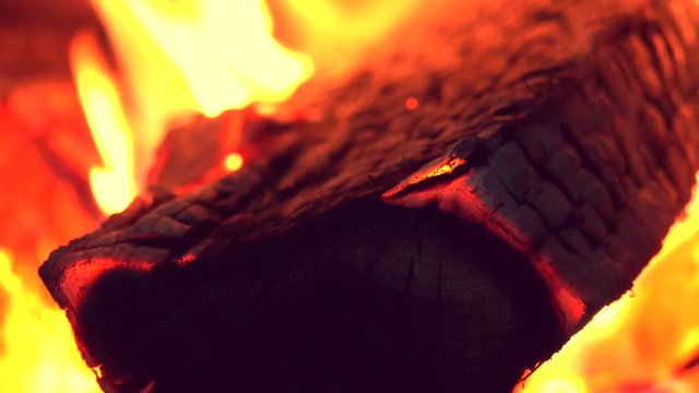 Brennendes Holz im Kaminofen