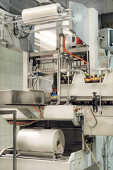 Automatic packaging machine packs bottles