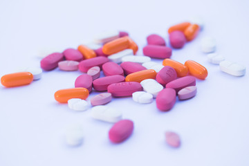 Obraz na płótnie Canvas Verschiedene Tabletten und Kapseln
