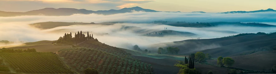 Fototapete Toscane Ein märchenhafter, nebliger Morgen im malerischsten Teil der Toskana, den Tälern des Val de Orcia