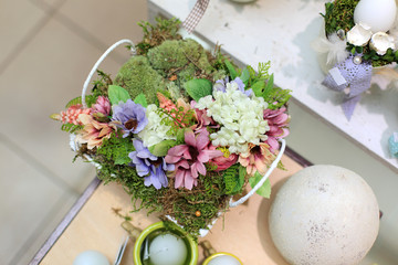 Piękna kompozycja z kolorowych kwiatów w białym koszyku w kwiaciarni. - obrazy, fototapety, plakaty
