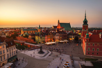 Obraz premium Życie nocne w Warszawie, ludzie na placu pałacowym
