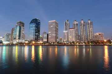 Fototapeta na wymiar Skyscraper city in downtown of Benjakitti Park at Bangkok Thailand.
