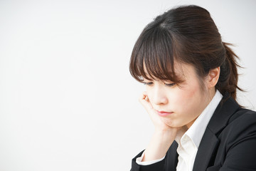 オフィスで資料を読む若い女性