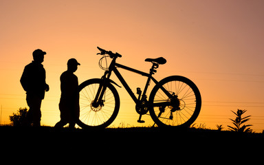 Obraz premium silhouette of parked bicycle on warm tone with some copy space