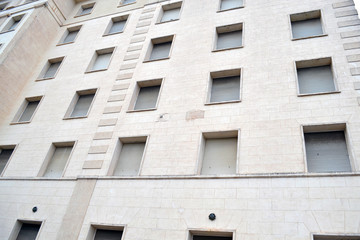 Fototapeta na wymiar Verlassene Gebäudefassade mit vielen Fenstern