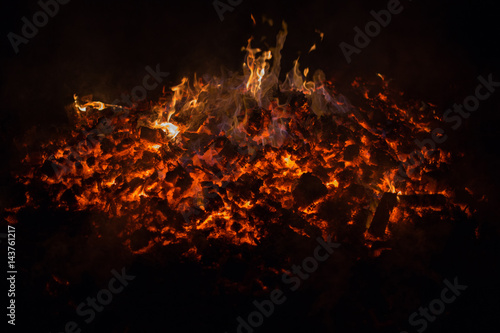 "Glut Feuer Feuerglut Lagerfeuer Flammen, schwarzer Hintergrund