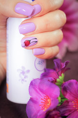 The design of nails spring style in hand a can of deodorant .