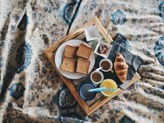Colazione italiana a letto con fette biscottate e caffè