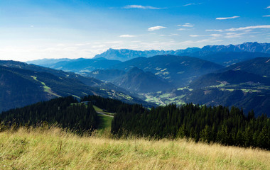 Schöne Landschaftsaufnahme von den Bergen in Österreich  / Schladming
