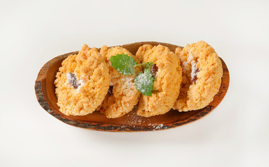 Small almond crumb cookies