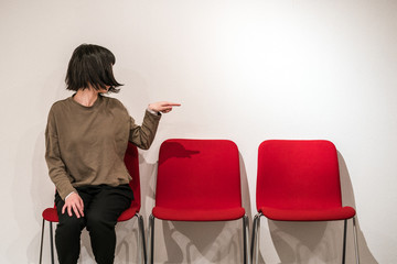 隣を見る女性