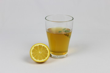 Green tea with lemon, mint and pieces of ice