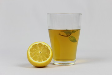Green tea with lemon, mint and pieces of ice