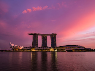 Naklejka premium 夕日に輝くシンガポール・マリーナベイサンズホテル