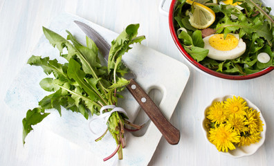 Dandelion leaves bouquet on cutting board © creativefamily