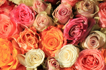 Obraz na płótnie Canvas Mixed pink and orange bridal bouquet