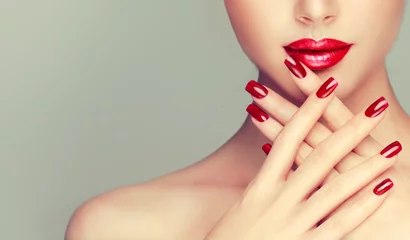 Keuken foto achterwand Manicure Mooi meisje met rode manicure nagels. make-up en cosmetica