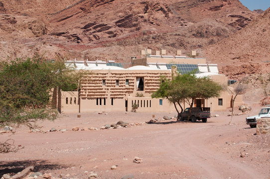 Medio Oriente, 10/03/2013: paesaggio desertico con vista del Feynan Eco Lodge, un rifugio ad energia solare nella Riserva Biosfera di Dana, la più grande riserva naturale della Giordania