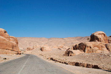 Medio Oriente, 10/03/2013: le montagne e il paesaggio deserto sulla strada che conduce a Petra, la...