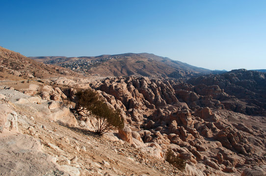 Medio Oriente, 10/03/2013: le montagne e il paesaggio deserto sulla strada che conduce a Petra, la città archeologica famosa in tutto il mondo per la sua architettura scavata nella roccia