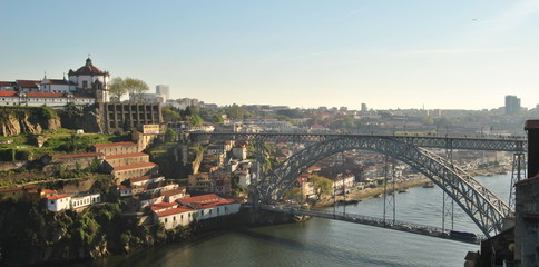 Sera do Pilar e ponte de Dom Luís, rio douro, cidade do porto portugal, vista aérea, por do sol