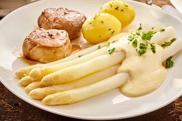 White asparagus, with potatoes and meat