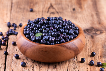 Fototapeta na wymiar Blueberries in a bowl on a wooden table.