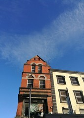 DUBLIN, IRLANDE - MARCH 31, 2017 : Traditional Residential buildings in Dublin city centre during a sunny day with blue sky