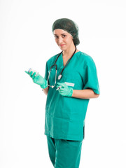 Bellissima infermiera giovane con il camice verde prepara l'iniezione 