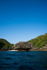 Obraz premium Limestone around Phi Phi island during sunny summer day, Thailand
